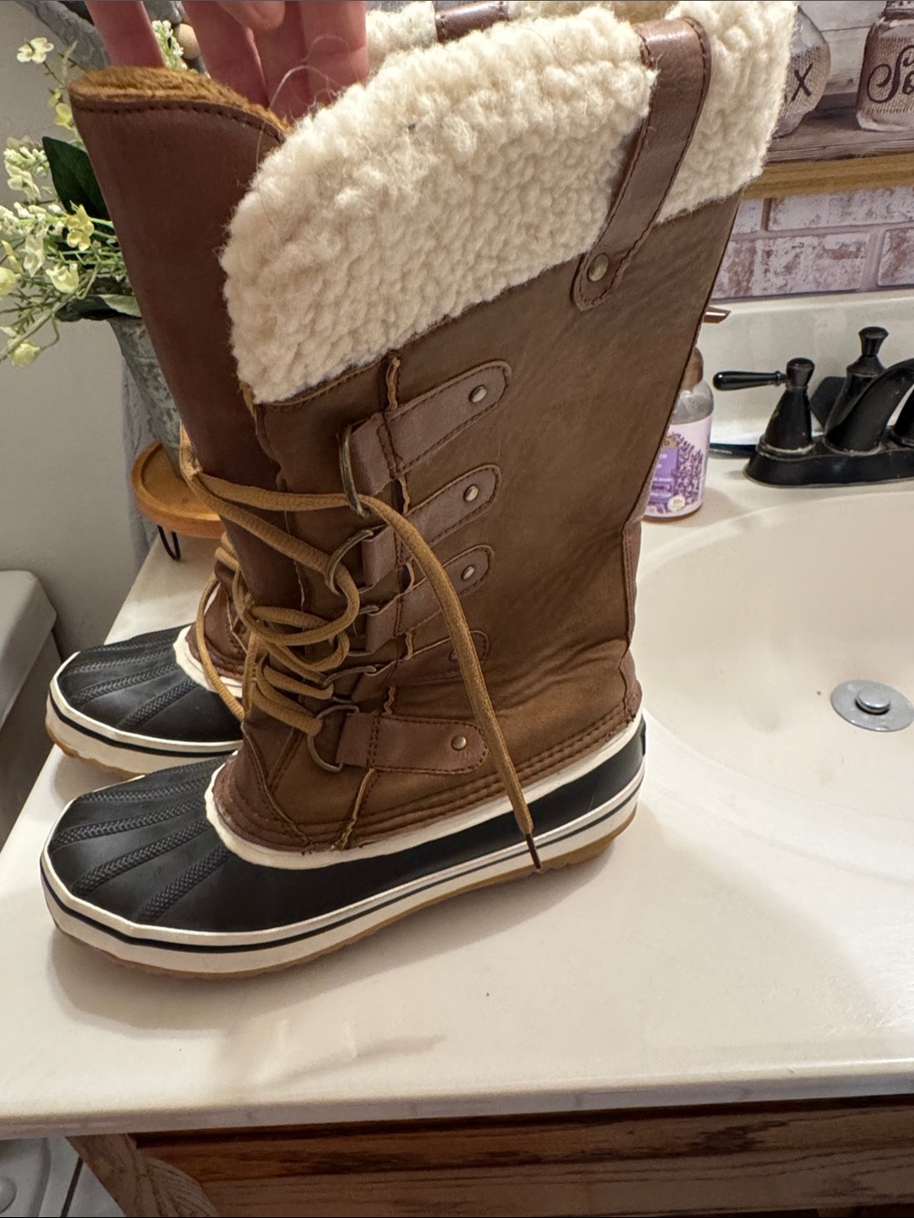 Women’s Brown Sherpa-Lined Winter Lace-Up Boots